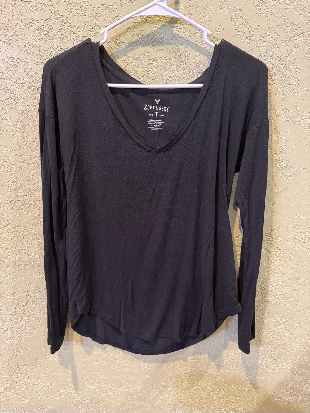 American Eagle Outfitters Black Long-Sleeve V-Neck Tee